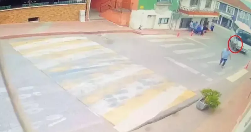 Midibüsün altında kalan yaya ağır yaralandı: O anlar kamerada
