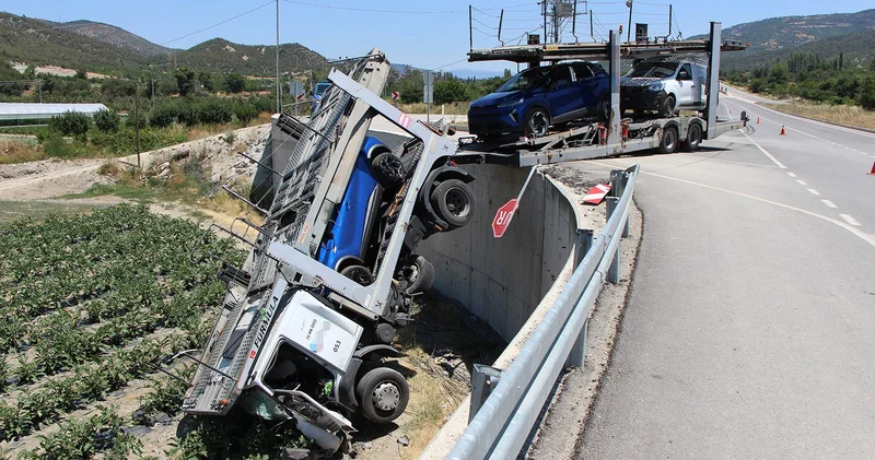Amasya da çarpışan tır ile kamyonet tarlaya uçtu: 2 yaralı