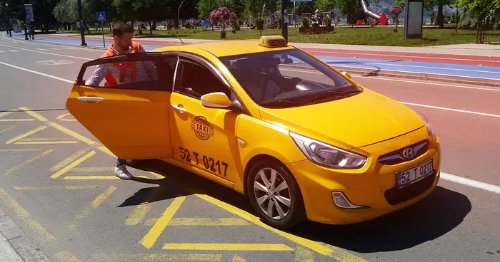 Taksisine binen müşterilere bunu çözdürüyor! Çözenlere yüzde 10 indirim yapıyor: Yolu biraz daha uzat