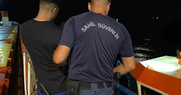 Gemide saklanarak yurt dışına kaçamak isteyen göçmenler kaptanın ihbarıyla yakalandı