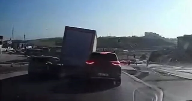 Başakşehir de kamyonet sürücüsü otomobilleri biçti: 10 aracın karıştığı zincirleme trafik kazası kamerada VİDEO İZLE