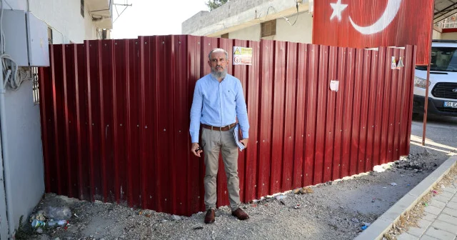 Adana da bir vatandaş tapulu arazim diyerek sokağı kapattı VİDEO İZLE