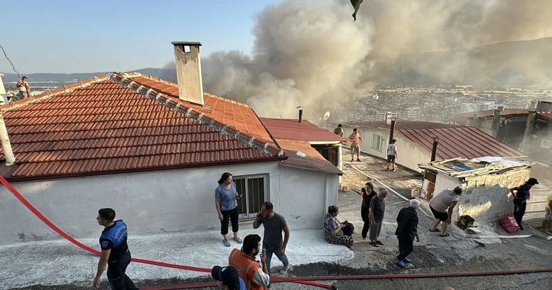 Yangında küle dönen evdeki 2 kişi hastaneye kaldırıldı