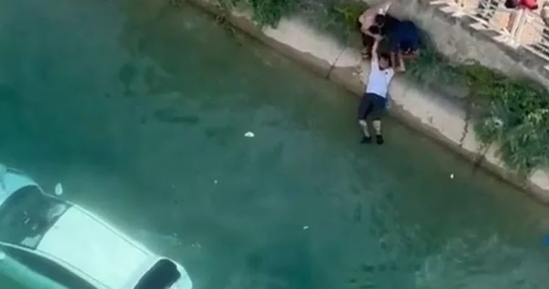 Sulama kanalına düşen araçtaki sürücü, vatandaşlar tarafından son anda kurtarıldı Güncel haberler