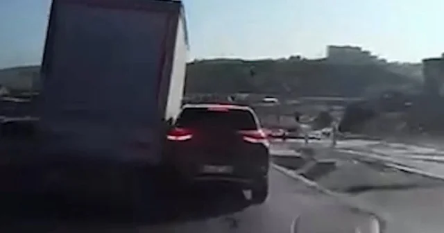 Başakşehir’de kamyonetin 9 araca çarpıp devrildiği kazada 3 kişi yaralandı VİDEO İZLE