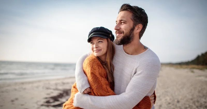 Partnerinizin ilgisi aslında lovebombing olabilir! Sosyal medyada sıkça kullanılan lovebombing terimi nedir?