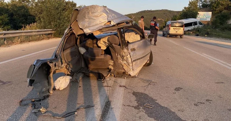 Çorum da feci kaza! Minibüsle çarpışan otomobil ikiye bölündü: Çok sayıda yaralı var