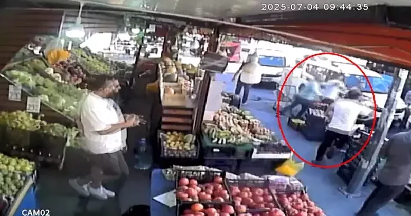 Esenyurt ta yıkım sırasında zabıta ile iş yeri sahipleri arasında arbede çıktı
