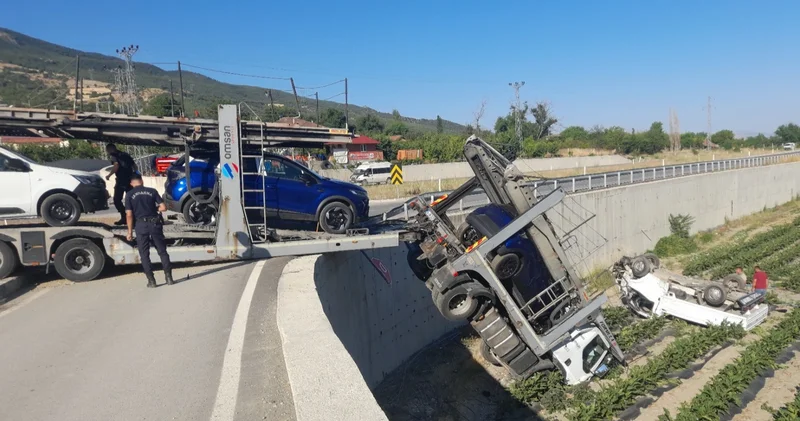 Çarpışan tır ile kamyonet tarlaya uçtu; 2 yaralı