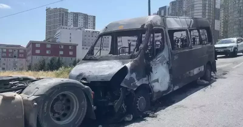 Esenyurt ta servis minibüsü alev alev yandı