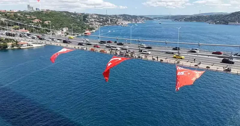 15 Temmuz Şehitler Köprüsü ne Türk bayrağı asıldı