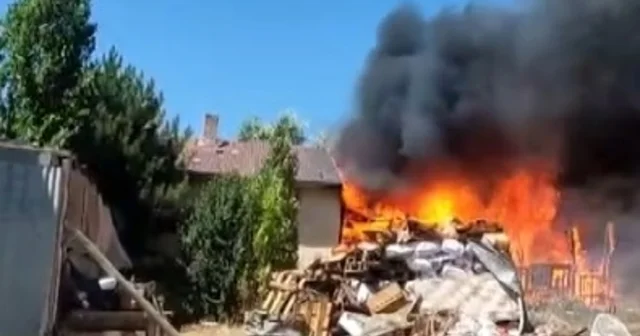 Müstakil evin bahçesinde biriktirilen atık malzemeler yandı Sivas Haberleri