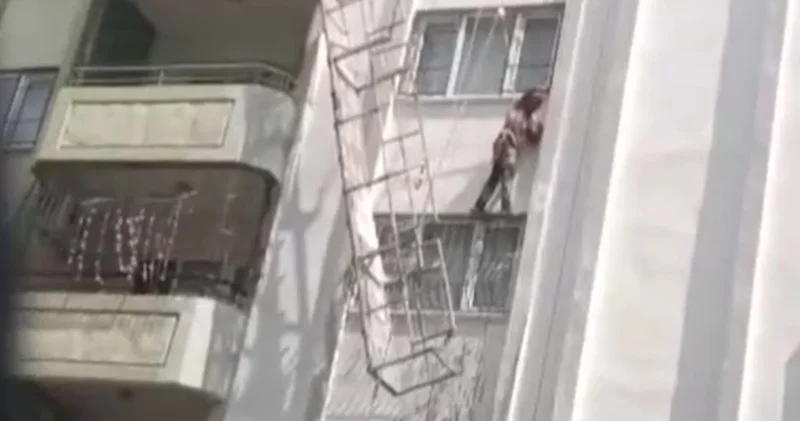 İskelenin halatı koptu, işçi ölümden döndü!