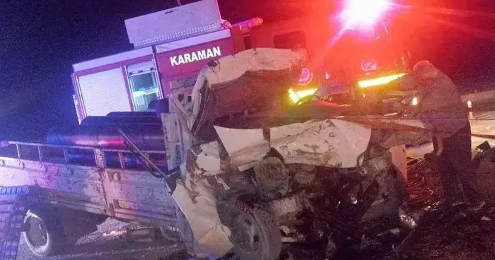 Karaman’da kamyona çarpan kamyonet sürücüsü araçta sıkıştı: 1 yaralı