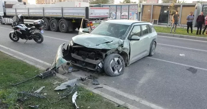 Malatya da kontrolden çıkan araç refüje çarptı: 3 yaralı