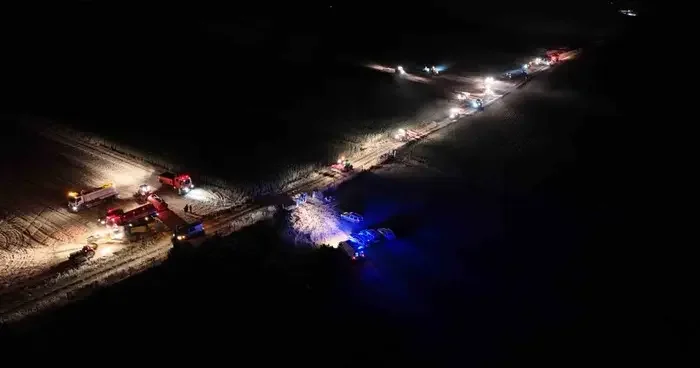 Yangını gören traktörünü alıp alevlere müdahaleye gitti