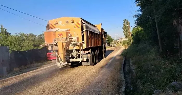 Bilecik’te eriyen asfalta karşı karayollarında kumlama çalışması