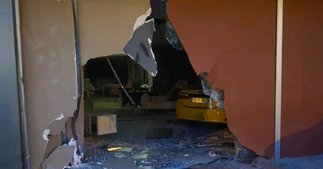 Mersin de kontrolden çıkan araç mağazaya daldı VİDEO İZLE