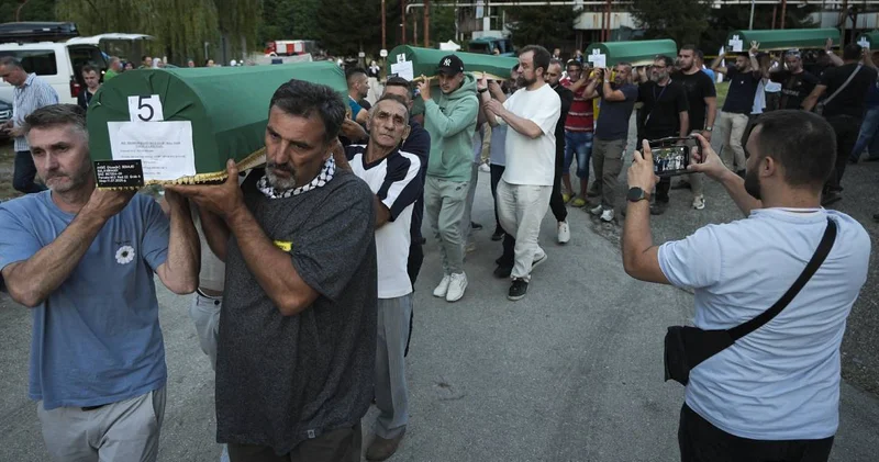 Srebrenitsa nın acısı hala taze! 7 kurbanın cenazeleri anıt mezara taşındı