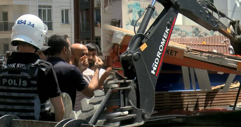 Bıçaklı kavgaya yol açmıştı! Kaldırımı işgal eden işyeri yıkıldı