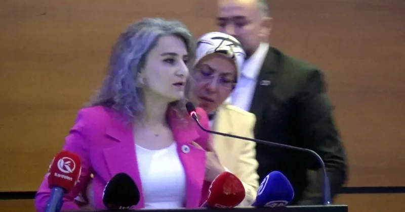 Panelde sunum yapan akademisyen aniden fenalaştı