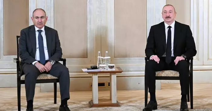 Dünyanın konuştuğu görüntüler! Aliyev ile Paşinyan arasında soğuk rüzgarlar...