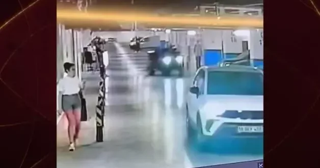 AVM otoparkında drift atan maganda sıfır araca çarptı ve kaçtı!