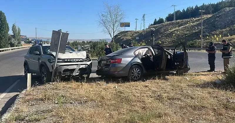 Sivas ta otomobiller çarpıştı: 1 i çocuk, 5 yaralı