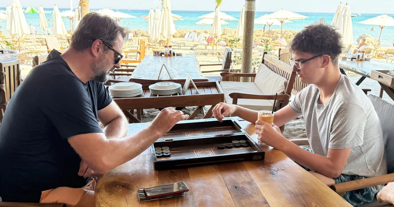 Mehmet Okur ile oğlu Yiğit Okur un tavla mücadelesi Magazin haberleri