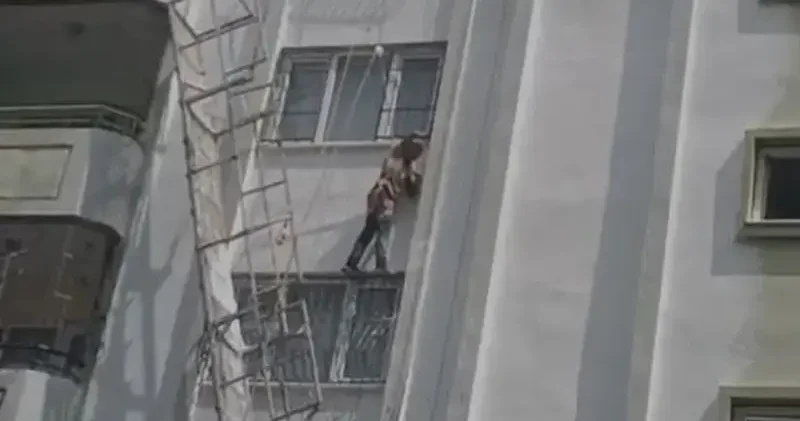 Halat kopunca güvenlik kemeri sayesinde asılı kalan işçi kamerada
