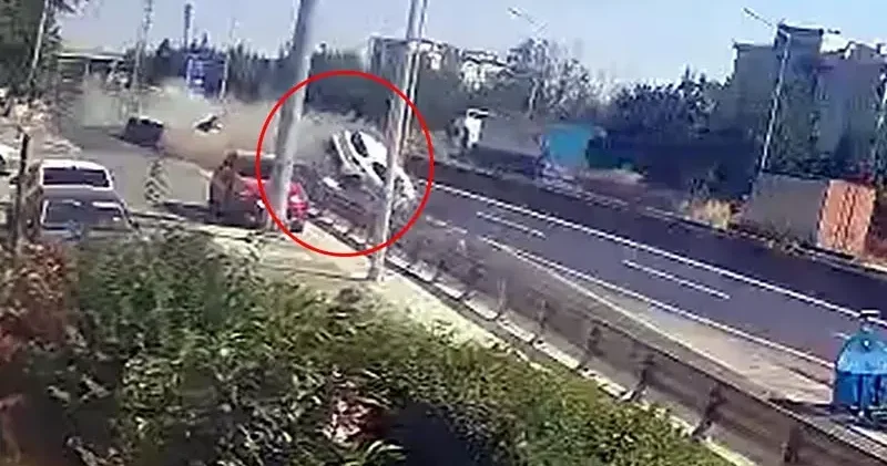 Otomobilin bariyere çarptığı kaza kamerada: 3 yaralı