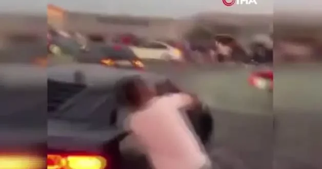 İzmir de skandal görüntüler! Kuralları hiçe sayarak drift yapan gençler vatandaşa çarptı