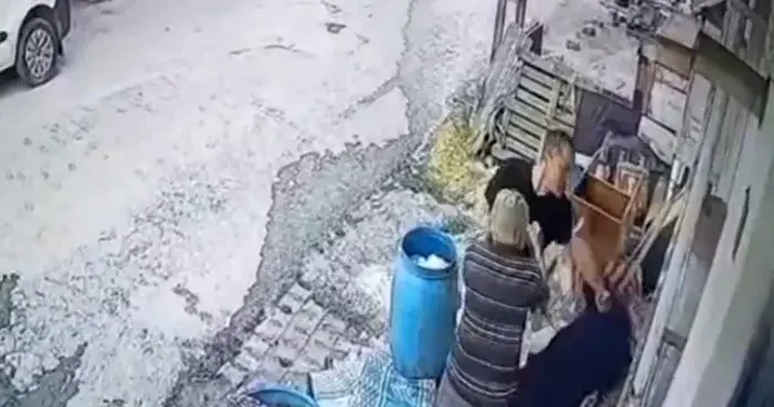 Yaşına bile aldırış etmediler... Baba ve oğlu yaşlı kadını böyle darbetti!