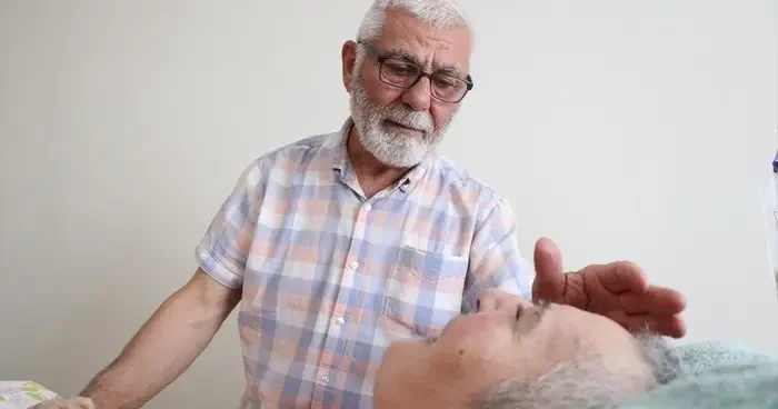 Yatalak ve konuşamayan eşine 10 yıldır gözü gibi bakıyor, bir an olsun yalnız bırakmıyor...