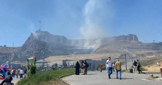 Kars Kalesi eteklerinde ot yangını Kars Haberleri