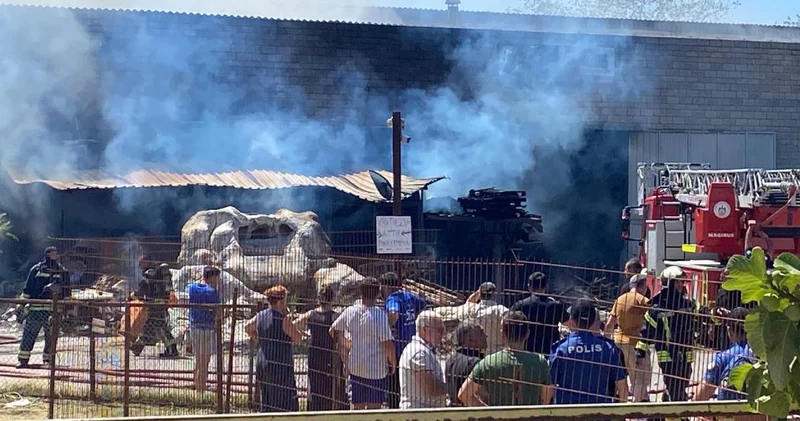 Fabrikada çıkan yangın yandaki 2 fabrikaya daha sıçradı