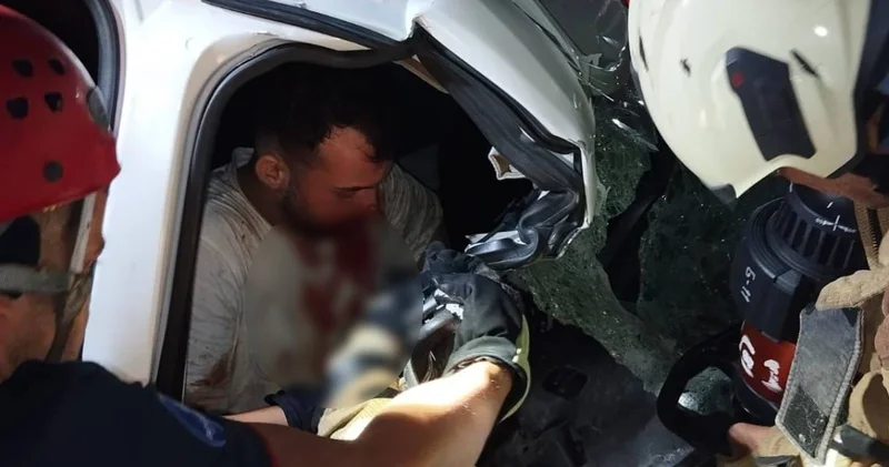 Emniyet şeridinde duran araca çarptı: 1 i ağır 3 yaralı