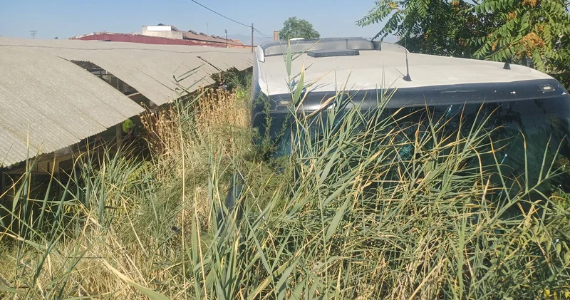 Yolcu otobüsünde can pazarı! Yoldan çıkıp tarlaya girdi