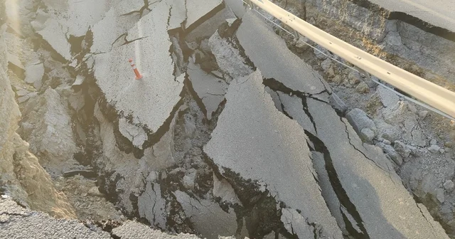 Kuşadası nda, tarla kazısında yol çöktü Aydın Haberleri