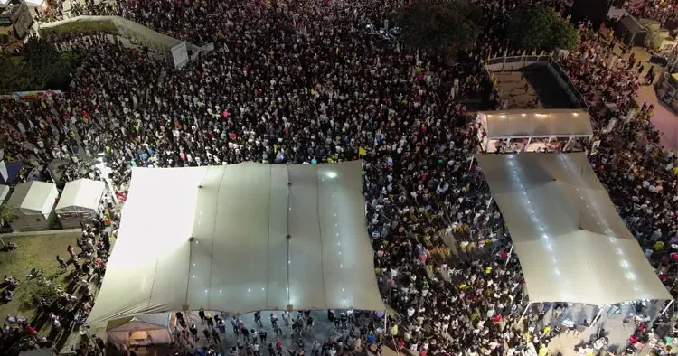 Tel Aviv de on binlerce kişi Gazze nin işgal kararını protesto etti