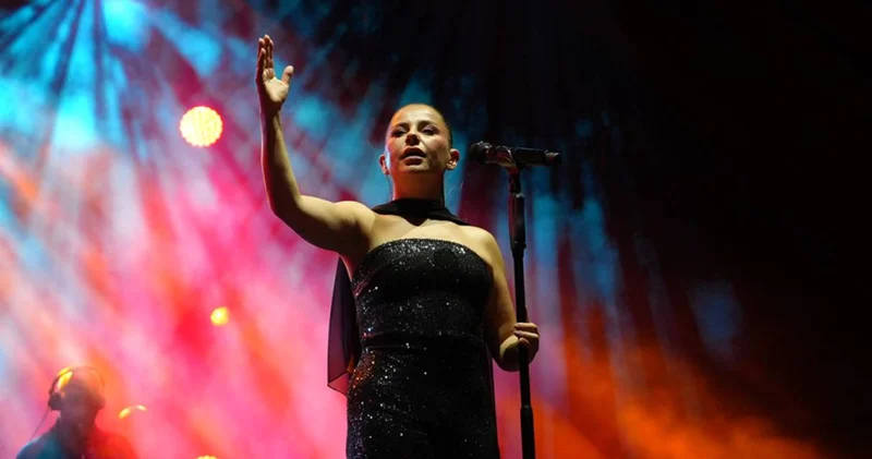 Merve Özbey i avuçları patlayana kadar alkışladılar