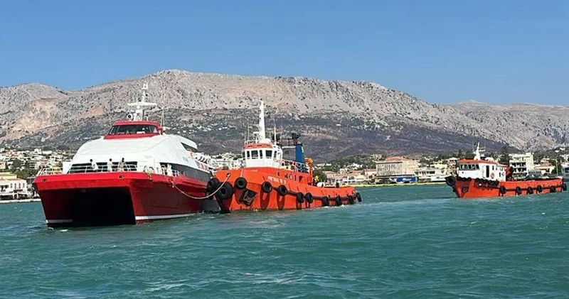 Çeşme de bir gemi Yunan gemilerine çarptı
