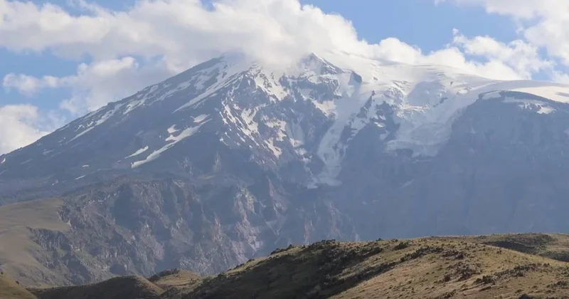 Ağrı Dağı nın zirvesindeki takke buzulu eriyor