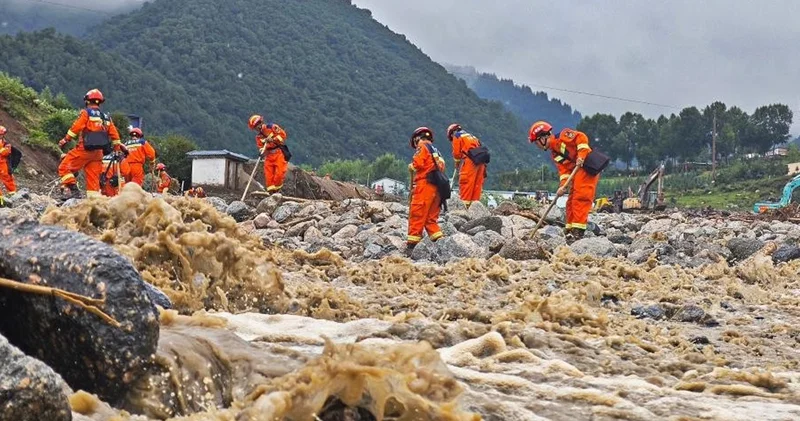 Çin i sel vurdu: 15 kişi hayatını kaybetti