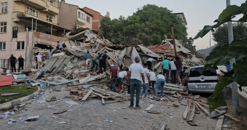 Balıkesir Sındırgı daki depremin ardından ünlüler geçmiş olsun mesajları yayımladı Magazin haberleri