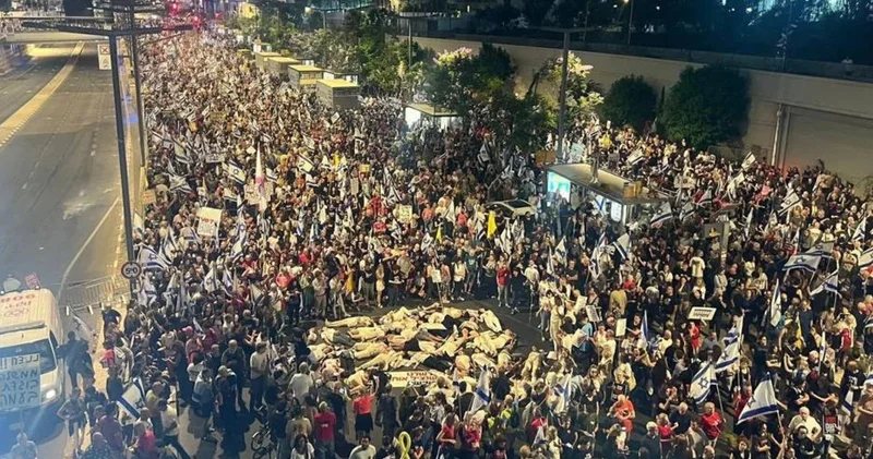On binlerce İsrailli, Netanyahu hükümetinin Gazze politikalarını protesto etti