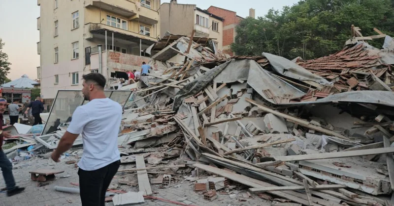 Bakan Yerlikaya: Depremde yıkılan binadaki 2 vatandaş kurtarıldı