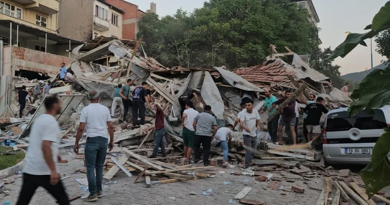 Şiddetli depremin ardından bir bina yıkıldı