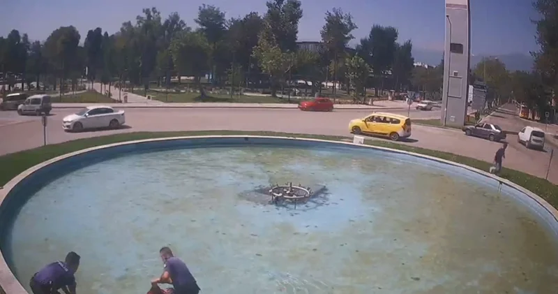 Süs havuzuna düşen adamın imdadına polisler yetişti! O anlar kamerada