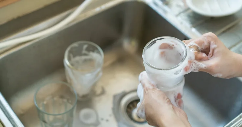 Sonu çöp kutusu olmasın! Matlaşan bardakları elmas gibi parlatmanın sırrı meğer bu yöntemde gizliymiş